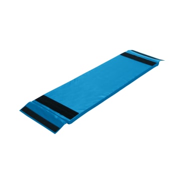 Eine flache, rechteckige blaue Matte mit schwarzen Klettstreifen an beiden Enden, die auf einem weißen Hintergrund ausgelegt ist.