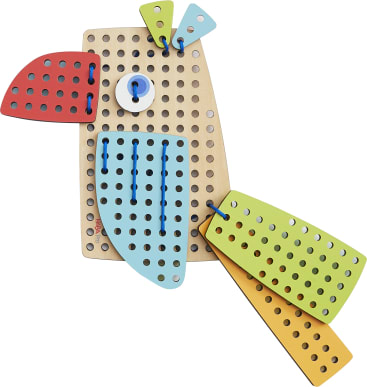 Ein Spielzeugvogel aus perforierten Holzbrettern in Rot, Blau, Grün und Gelb, verbunden mit blauen Schnüren auf einer hellbraunen rechteckigen Basis. Die Formen ähneln einem Papagei mit einem runden weißen Auge und Schnabel Details.