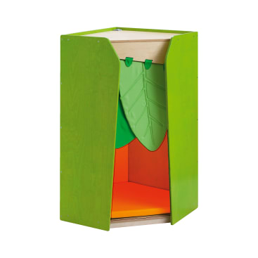 Eine kleine, grüne, sechseckige Holzecke mit zwei Seitenwänden, einem orange-roten Boden und grünen blattförmigen Vorhängen, die den Eingang teilweise verdecken.
