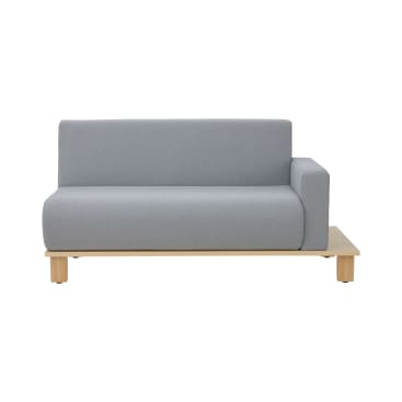 Ein modernes, hellgraues Zweisitzer-Sofa mit niedrigem Holzsockel und einer einzelnen Armlehne auf der rechten Seite, vor einem schlichten weißen Hintergrund.