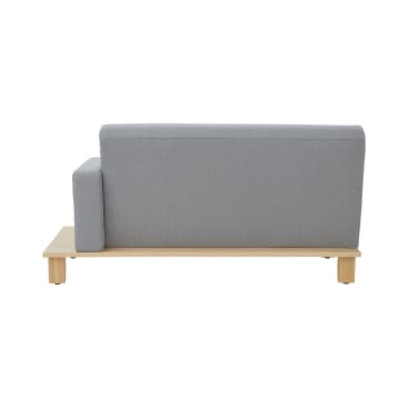 Seitenansicht eines modernen Sofas mit hellgrauer Polsterung und hellem Holzgestell, mit einer einzelnen Armlehne auf der linken Seite und vier Holzbeinen, isoliert auf weißem Hintergrund.