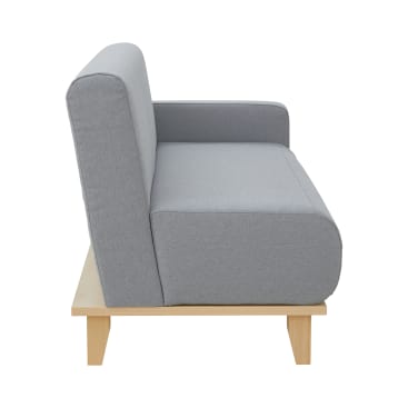 Ein modernes Sofa mit hellgrauer Polsterung und Holzbeinen, von der Seite vor weißem Hintergrund gezeigt. Das Design ist minimalistisch mit einer kastenförmigen Rückenlehne und Armlehne.