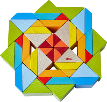 Ein geometrisches Muster aus bunten Holzklötzen, darunter Dreiecke und Rechtecke in Blau, Grün, Gelb, Orange, Rot und Naturholz. Die Teile sind in einem symmetrischen, sternförmigen Muster angeordnet.