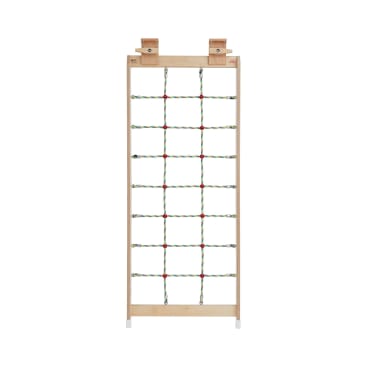 Ein rechteckiges Klettergerüst aus Holz mit einem Gitter aus bunten Seilen, die an jeder Kreuzung mit Klammern befestigt sind, und zwei kleinen Holzblöcken, die oben angebracht sind. Der Rahmen steht aufrecht auf einem weißen Hintergrund.