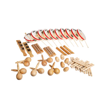 Eine Reihe von Perkussionsinstrumenten, darunter Tamburine, Kastagnetten, Maracas, hölzerne Rhythmusstäbe und Guiros, angeordnet auf einem weißen Hintergrund.