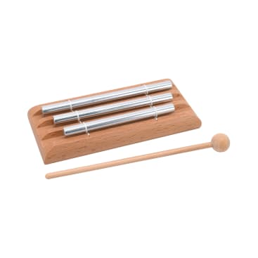 Ein hölzerner Sockel hält zwei parallele silberne Metallstäbe, die mit weißen Schnüren befestigt sind. Ein separater Holzschlegel mit rundem Kopf liegt neben dem Glockenspiel auf weißem Grund.