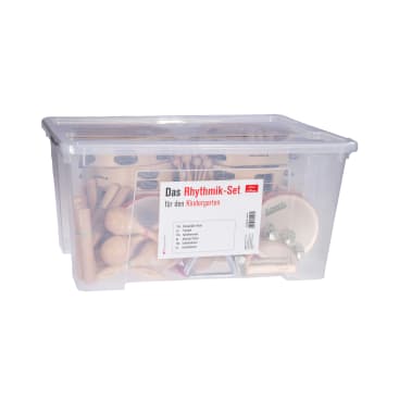 Eine durchsichtige Aufbewahrungsbox aus Kunststoff mit einem Deckel, die verschiedene Musikinstrumente aus Holz und Metall enthält. Auf dem Etikett der Schachtel steht "Das Rhythmik-Set für den Kindergarten".