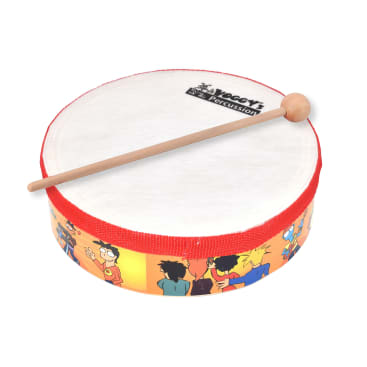 Eine runde Spielzeugtrommel mit weißem Deckel, rotem Rand und bunten Zeichentrickfiguren an der Seite, begleitet von einem hölzernen Trommelstock, der obenauf liegt. Die Trommel ist mit Voggys Percussion beschriftet.