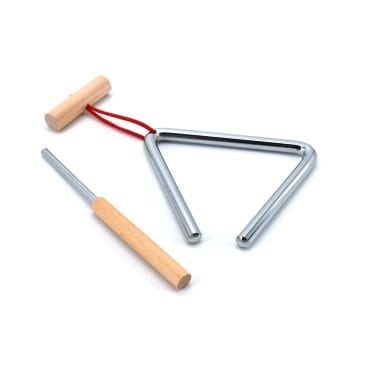 Ein dreieckiges Schlaginstrument aus Metall mit einem daneben platzierten Schläger mit Holzgriff; das Dreieck hat eine rote Schlaufe zum Festhalten.