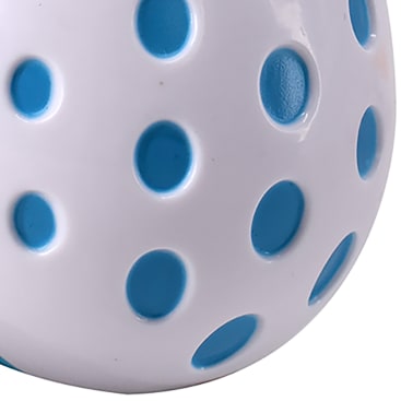 Ein weißes, ovales Objekt mit gleichmäßig verteilten blauen, kreisförmigen Vertiefungen auf seiner Oberfläche.