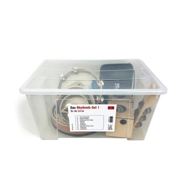 Eine durchsichtige Aufbewahrungsbox aus Kunststoff mit verschiedenen Schlaginstrumenten, darunter Tamburine und Shaker. Auf der Vorderseite der Box ist ein weißes Etikett in deutscher Sprache mit einer Liste des Inhalts angebracht.