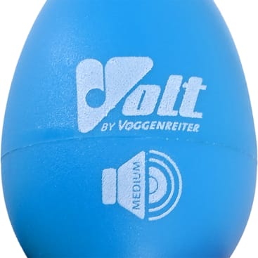 Nahaufnahme eines blauen, eiförmigen Percussion-Shakers mit weißer Schrift "Volt by Voggenreiter" und dem Symbol eines Lautsprechers mit der Aufschrift "Medium".