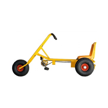 Gelbes, pedalbetriebenes Gokart mit einem Einzelsitz, zwei großen schwarzen Reifen hinten und einem großen schwarzen Reifen vorne, vor einem schlichten weißen Hintergrund.