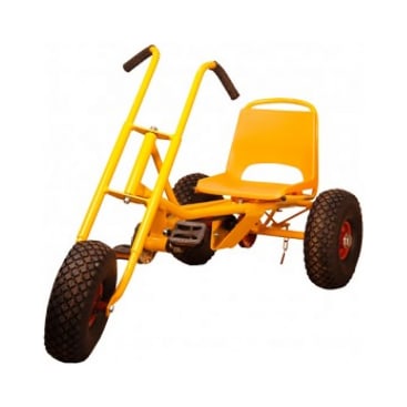 Ein gelbes, dreirädriges Pedal-Kart mit großen schwarzen Reifen, einem Kunststoffsitz und zwei aufrechten Lenkstangen. Der Rahmen ist aus Metall, und die Pedale befinden sich vor dem Sitz.