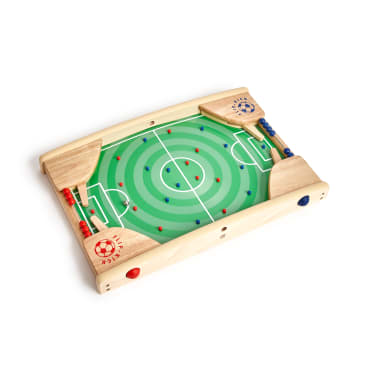 Ein Tischfußballspiel aus Holz mit einem grünen Spielfeld, zwei Schlägern, kleinen roten und blauen Pflöcken und Punktemarkierungen an den Seiten. Die Schläger und die Punktemarker befinden sich an beiden Enden des Spielfelds.