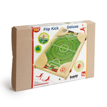 Eine rechteckige Spielzeugschachtel mit der Aufschrift "Flip Kick Deluxe" und der Abbildung eines Tischfußballspiels mit grünem Feld, Holzrahmen und roten und blauen Spielerfiguren. Auf der Schachtel befindet sich ein Branding und eine Altersempfehlung von 36 Monaten und älter.