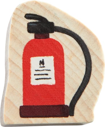 Ein Holzblock, bemalt mit der Illustration eines roten Feuerlöschers mit schwarzem Schlauch und Düse auf hellem Holzgrund.