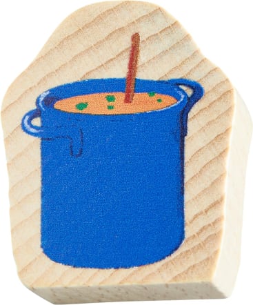 Auf einem Holzblock ist ein blauer Topf mit orangefarbener Suppe abgebildet, garniert mit grünen Kräutern und einem braunen Löffel, der aus dem Topf ragt.