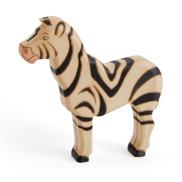 Eine hölzerne Zebrafigur mit schwarzem Streifenmuster und einfachen geschnitzten Details steht vor einem weißen Hintergrund.