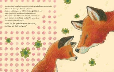 Eine Illustration von zwei Füchsen, einem Erwachsenen und einem Kind, die sich eng gegenüberstehen. Der Hintergrund ist mit rosa Blumen und grünen Kleeblättern verziert. Der deutsche Text befindet sich auf der linken Seite des Bildes.