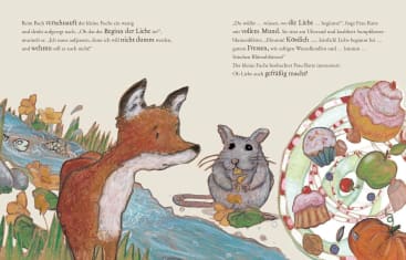 Ein illustrierter Fuchs sitzt an einem Bach auf einem grasbewachsenen Boden mit Blumen. Eine graue Maus steht in der Nähe von Torten und Beeren und spricht. Der Hintergrund ist hellbeige mit deutschem Text auf beiden Seiten.