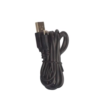 Ein schwarzes USB-Kabel mit einem Standard-USB-A-Stecker an einem Ende und einem Micro-USB-Stecker am anderen Ende, aufgerollt und mit einem Kabelbinder vor einem weißen Hintergrund gesichert.