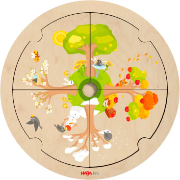 Ein rundes Holzpuzzle zeigt einen Baum in der Mitte, der von vier jahreszeitlichen Szenen umgeben ist: Frühling mit Blumen, Sommer mit grünen Blättern, Herbst mit fallenden Blättern und Äpfeln und Winter mit Schnee und kahlen Ästen.