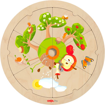 Ein rundes Holzpuzzle zeigt in der Mitte einen Baum mit grünen Blättern, Äpfeln, Blumen, Tieren und Insekten, die die verschiedenen Jahreszeiten darstellen. Die Puzzleteile passen zusammen, um eine vollständige Szene zu bilden.