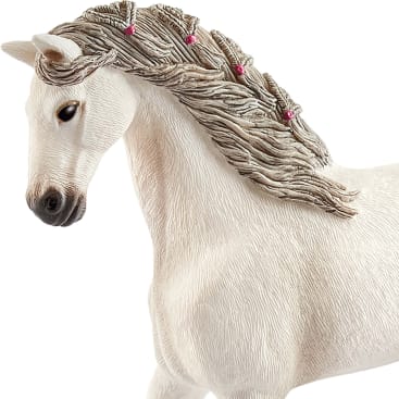 Eine Nahaufnahme einer weißen Pferdefigur mit strukturierten Details, die den Kopf und den Hals zeigt. Die Mähne ist geflochten und mit kleinen rosa Perlen verziert. Der Hintergrund ist einfarbig weiß.