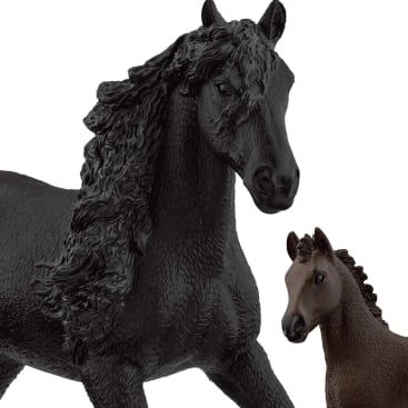 Nahaufnahme von zwei Pferdefiguren: ein größeres schwarzes Pferd mit gewellter Mähne und ein daneben stehendes kleineres braunes Pferd, beide mit Blick nach vorn vor einem weißen Hintergrund.