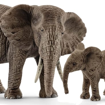 Eine Nahaufnahme von zwei realistischen Elefantenfiguren, einer großen und einer kleinen, die nebeneinander auf einem schlichten weißen Hintergrund stehen. Die Figuren sind detailliert mit strukturierter Haut und sichtbaren Stoßzähnen auf dem größeren Elefanten.