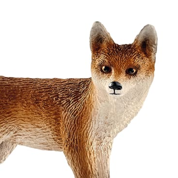 Eine Nahaufnahme einer realistischen, braun-weißen Fuchsfigur, die nach vorne schaut. Der Fuchs hat aufrechte Ohren, eine detaillierte Felltextur und einen neutralen Ausdruck. Der Hintergrund ist einfarbig weiß.