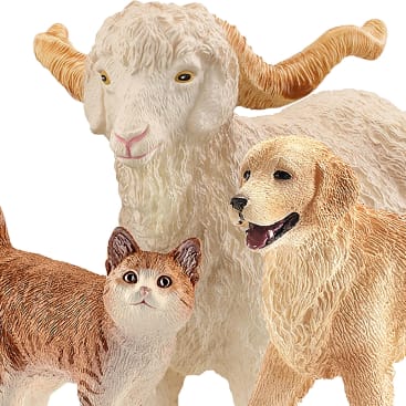 Abgebildet sind drei realistische Tierfiguren: eine Ziege mit gebogenen Hörnern, ein Golden Retriever Hund und eine orange-weiße Katze, alle dicht aneinander gereiht vor einem weißen Hintergrund.