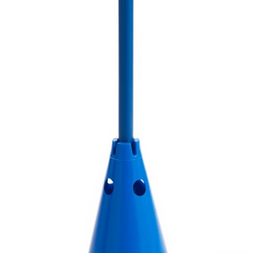 Nahaufnahme eines blauen Kunststoffkegels mit einem oben eingesetzten Griff, der aufrecht vor einem schlichten weißen Hintergrund steht. Der Kegel hat kreisförmige Löcher in der Nähe der Oberseite.