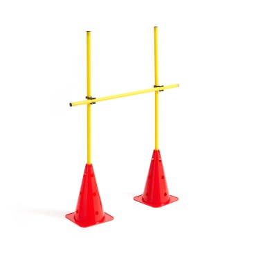 Zwei rote Verkehrskegel stützen vertikale gelbe Stangen, die durch einen horizontalen gelben Balken verbunden sind, und stehen auf weißem Hintergrund.