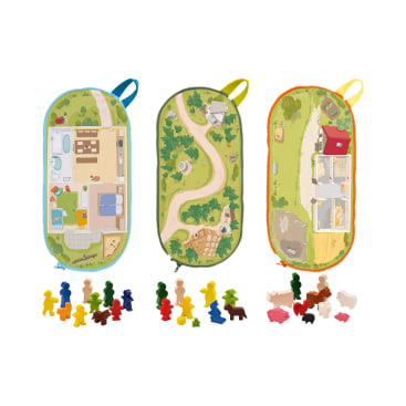Drei Spielmatten mit Reißverschluss mit unterschiedlichen Illustrationen - Hausinterieur, gewundene Straße mit Bäumen und Gebäuden und Bauernhofszene - werden flach ausgelegt, jede umgeben von bunten Tier- und Menschenfiguren aus Kunststoff.
