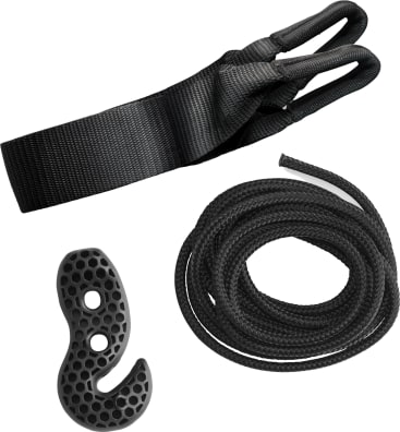 Ein schwarzes Nylonband mit Schlaufenenden, ein aufgerolltes schwarzes Seil und ein schwarzer perforierter Haken sind auf weißem Hintergrund angeordnet.