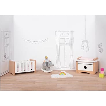 Ein minimalistisches Kinderzimmer mit einem Kinderbett aus Holz, einem Wickeltisch, einem Schaukelpferd und einem Teppich mit einem Regenbogen. Die weißen Wände sind mit einfachen, schwarzen Strichzeichnungen von Fenstern, Vorhängen, Wimpeln und einem hängenden Mobile versehen.