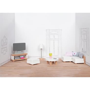 Ein kleines Zimmer mit Holzfußboden ist mit weißen, modernen Puppenhausmöbeln ausgestattet, darunter ein Sofa, eine Ottomane, ein TV-Ständer mit einem Fernseher, ein Couchtisch mit Tassen und eine Lampe. Wanddekoration und Fenster sind in Schwarz auf schlichte weiße Wände gezeichnet.