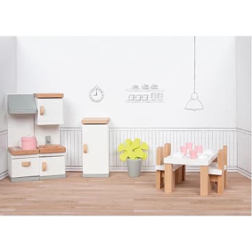 Eine Miniatur-Holzküche mit Herd, Kühlschrank, Pflanze und Tisch mit vier Stühlen, angeordnet auf einem Holzboden. Im Hintergrund sind Strichzeichnungen von einer Lampe, Geschirr und einer Uhr an der Wand zu sehen.