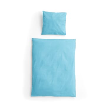 Ein ordentlich arrangiertes blaues Kissen und eine dazu passende blaue Decke sind von oben gesehen auf einem weißen Hintergrund zu sehen.