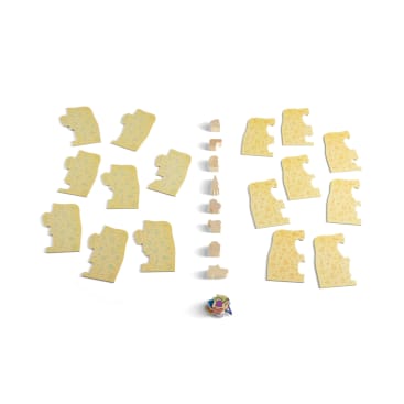Fünfzehn gelbe Puzzleteile mit hellblauen Motiven sind in zwei Gruppen auf weißem Hintergrund angeordnet. Zwischen den Gruppen sind acht kleine beigefarbene Holzplättchen und ein bunt gebündelter Gegenstand aufgereiht.