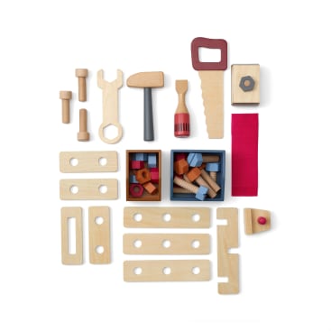 Eine Reihe von Holzspielzeug und Bauteilen, darunter ein Hammer, eine Säge, ein Schraubenschlüssel, Bolzen, Muttern, Bretter mit Löchern und zwei Kisten mit kleineren Teilen, alles ordentlich auf einem weißen Hintergrund angeordnet.