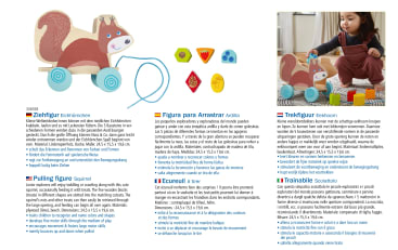 Ein hölzernes Nachziehspielzeug in Form eines Eichhörnchens auf Rädern mit einer blauen Schnur, sechseckigen Blöcken und einem kleinen Kind, das auf dem Boden mit dem Spielzeug und bunten Blöcken spielt. Text in vier Sprachen beschreibt das Produkt.