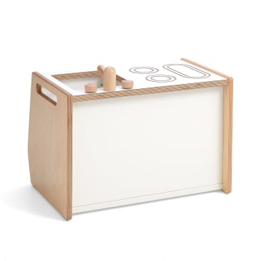 Aufbewahrungsbox aus Holz mit seitlichen Griffen, einer weißen Platte und einem Deckel mit zwei Holzknöpfen und einem Holzgriff. Auf dem Deckel ist eine große, umrissene Zahl 90 zu sehen. Die Box hat ein minimalistisches Design.