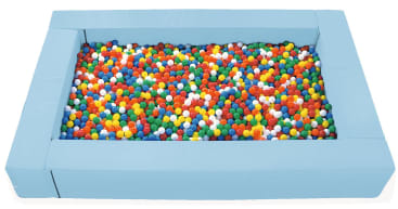 Eine große rechteckige blaue gepolsterte Ballgrube, gefüllt mit vielen kleinen Plastikbällen in verschiedenen Farben, darunter rot, gelb, grün, blau und weiß.