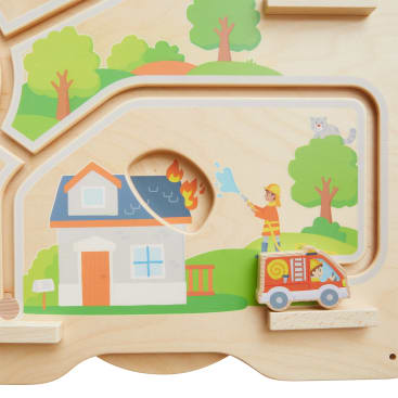 Ein Holzpuzzle zeigt einen Feuerwehrmann, der ein brennendes Haus mit Wasser besprüht, mit einem Feuerwehrauto und Bäumen in der Nähe. Eine Katze sitzt auf dem Dach. Das Puzzle hat Rillen zum Verschieben der Teile.