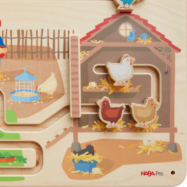 Ein Holzpuzzle mit illustrierten Hühnern in einem Stall und einem Hof. Drei hölzerne Hühnerteile können entlang der Rillen geschoben werden, mit Hintergrundbildern von Küken, einem Nest mit Eiern, Heu und einem Spinnennetz.