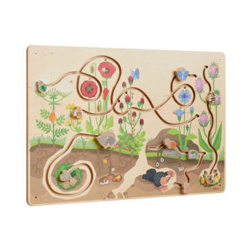 Ein hölzernes, an der Wand montiertes Labyrinth mit illustrierten Insekten, Pflanzen und unterirdischen Tunneln, mit beweglichen Tierfiguren, die gerillten Pfaden durch eine Garten- und Bodenszene folgen.