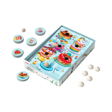 Ein Tischspiel mit illustrierten Torten mit Löchern, runden Holzkugeln und kreisförmigen illustrierten Spielsteinen, die alle auf einem pastellblauen Spielbrett mit verschiedenen Dessertgrafiken angeordnet sind.